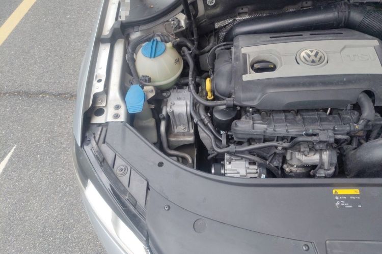 Used Volkswagen Magotan 2012 Travel Edition 2.0 TSI Comfort Version Engine Bay Right