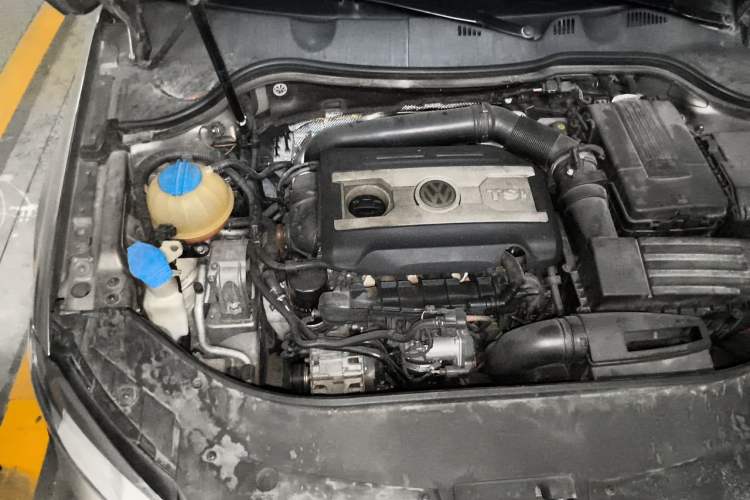 Used Volkswagen Magotan 2012 Travel Edition 2.0 TSI Comfort Version Engine Bay Right