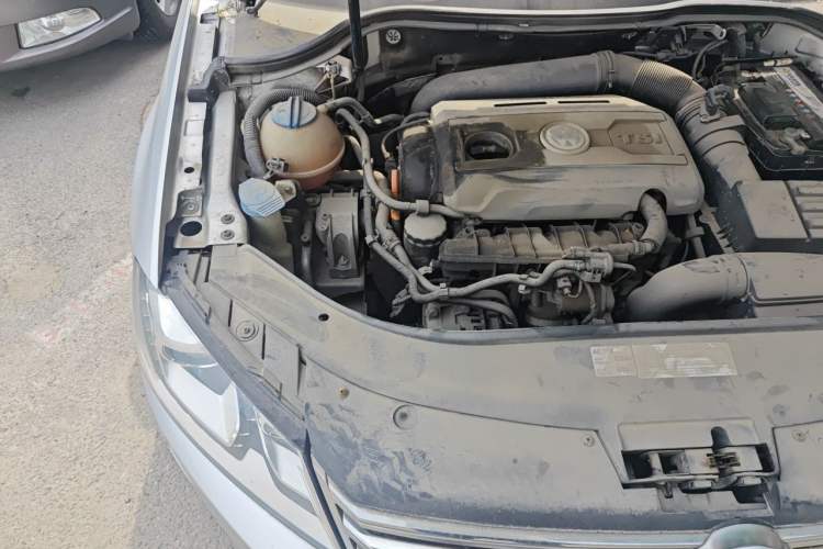 Used Volkswagen Magotan 2012 Revised 1.8TSI Luxury Version Engine Bay Right