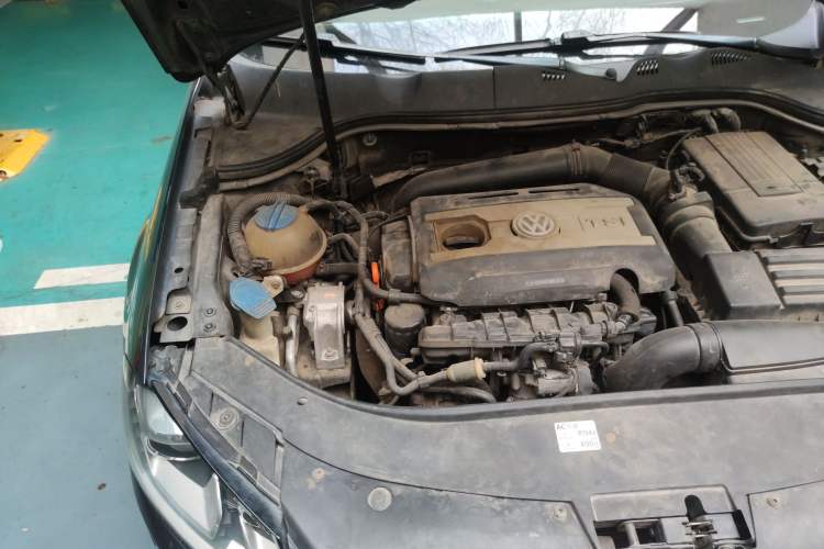 Used Volkswagen Magotan 2012 1.8TSI Prestige Model Engine Bay Right