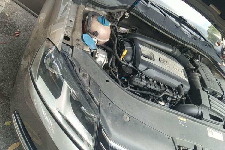 Used Volkswagen Magotan 2012 Travel Edition 2.0 TSI Comfort Version Engine Bay Right
