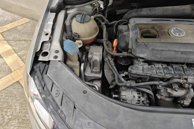 Used Volkswagen Magotan 2012 1.8TSI Luxury Model Engine Bay Right