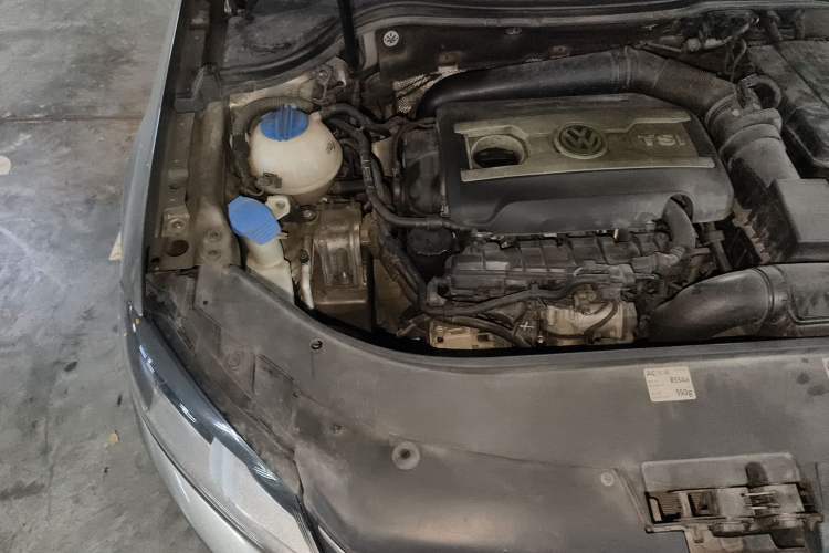 Used Volkswagen Magotan 2012 Travel Edition 2.0 TSI Comfort Version Engine Bay Right