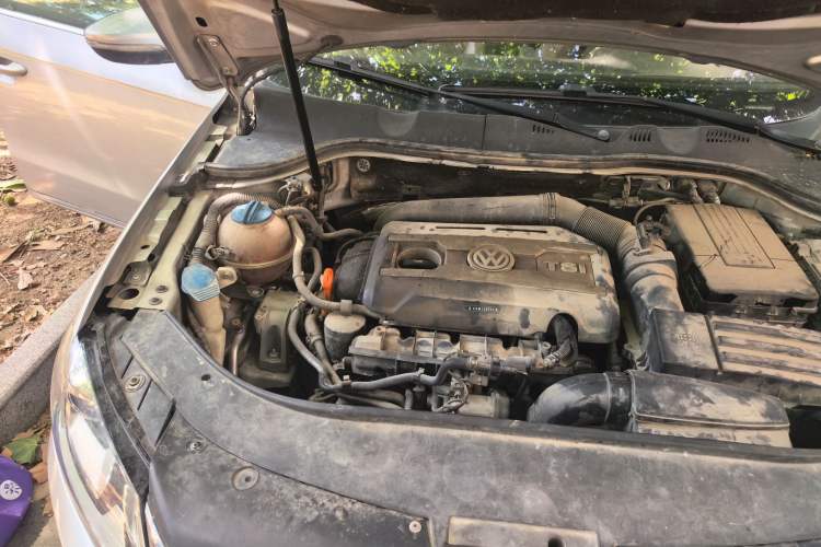 Used Volkswagen Magotan 2012 2.0 TSI Ultimate Edition Engine Bay Right