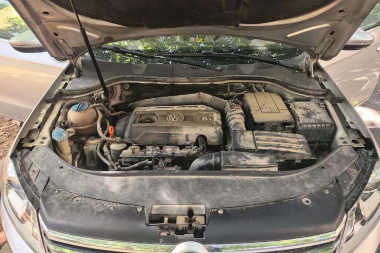 Used Volkswagen Magotan 2012 2.0 TSI Ultimate Edition Engine Bay