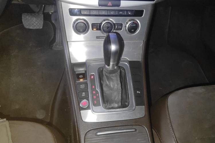 Used Volkswagen Magotan 2012 Travel Edition 2.0 TSI Comfort Version Gear Lever