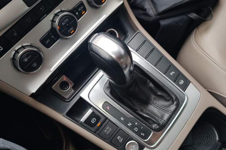 Used Volkswagen Magotan 2012 2.0 TSI Ultimate Edition Gear Lever