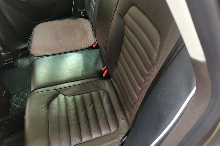 Used Volkswagen Magotan 2012 Travel Edition 2.0 TSI Luxury Version Left Rear Seat