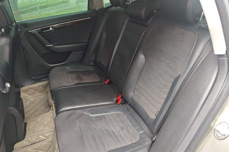 Used Volkswagen Magotan 2012 Travel Edition 2.0 TSI Comfort Version Left Rear Seat