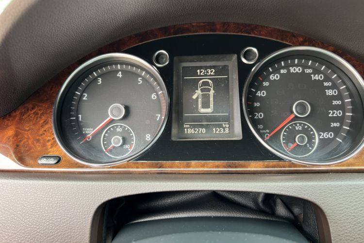 Used Volkswagen Magotan 2012 Travel Edition 2.0 TSI Luxury Version Odometer Close Up