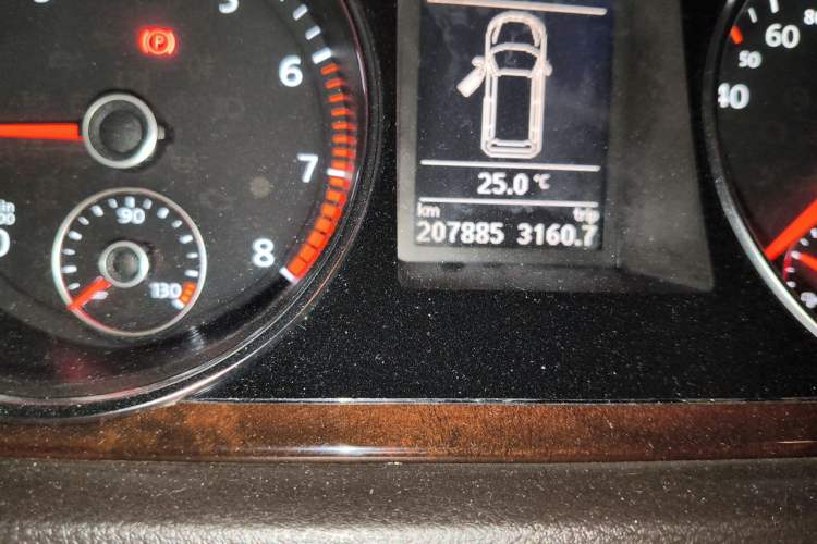 Used Volkswagen Magotan 2012 Travel Edition 2.0 TSI Comfort Version Odometer Close Up