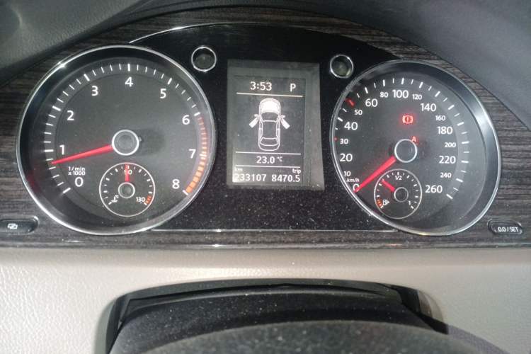 Used Volkswagen Magotan 2012 2.0 TSI Ultimate Edition Odometer Close Up