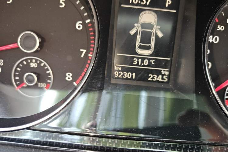 Used Volkswagen Magotan 2012 1.8TSI Luxury Model Odometer Close Up