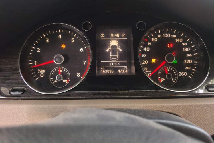 Used Volkswagen Magotan 2012 2.0 TSI Ultimate Edition Odometer Close Up