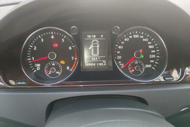 Used Volkswagen Magotan 2012 Travel Edition 2.0 TSI Comfort Version Odometer Close Up