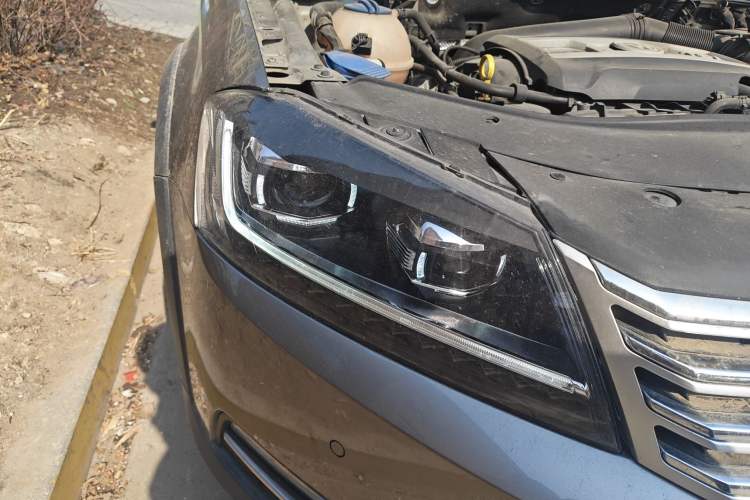 Used Volkswagen Magotan 2012 Travel Edition 2.0 TSI 4x4 Comfort Version Right Front Headlight