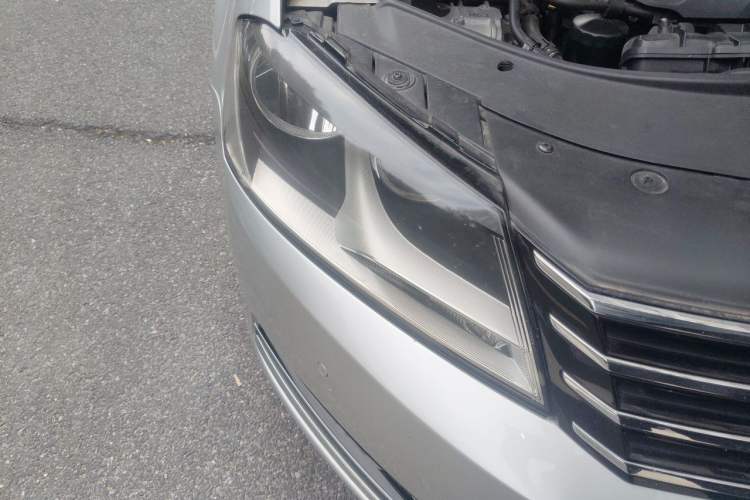 Used Volkswagen Magotan 2012 Travel Edition 2.0 TSI Comfort Version Right Front Headlight