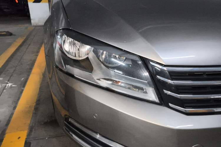 Used Volkswagen Magotan 2012 Travel Edition 2.0 TSI Comfort Version Right Front Headlight