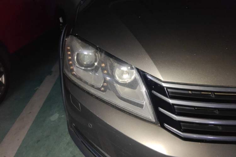 Used Volkswagen Magotan 2012 Travel Edition 2.0 TSI Four-Wheel Drive Luxury Version Right Front Headlight
