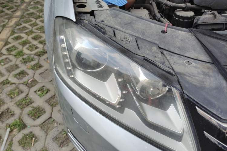 Used Volkswagen Magotan 2012 Travel Edition 2.0 TSI Luxury Version Right Front Headlight