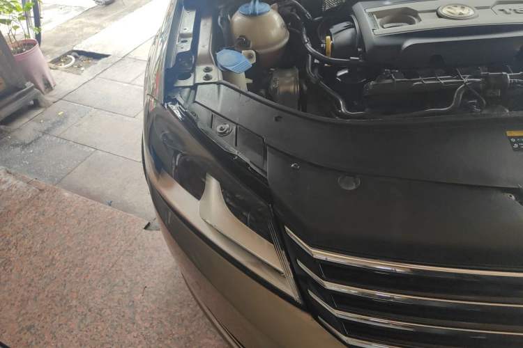 Used Volkswagen Magotan 2012 Travel Edition 2.0 TSI Luxury Version Right Front Headlight