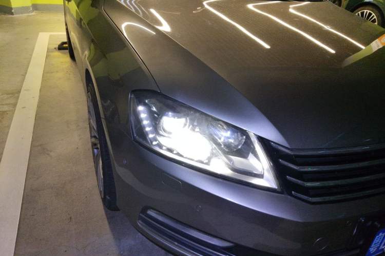 Used Volkswagen Magotan 2012 Travel Edition 2.0 TSI Luxury Version Right Front Headlight