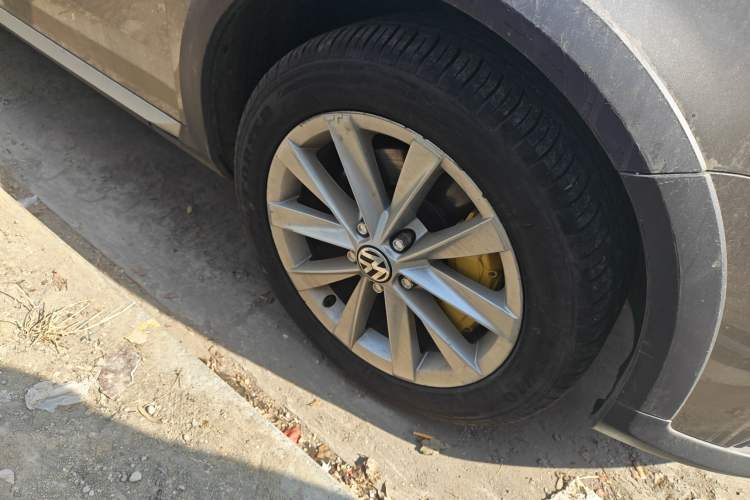 Used Volkswagen Magotan 2012 Travel Edition 2.0 TSI 4x4 Comfort Version Right Front Wheel Hub