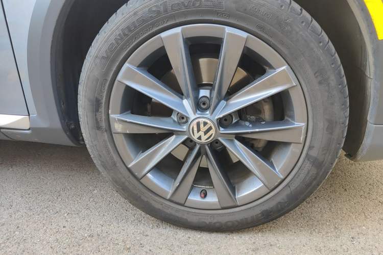 Used Volkswagen Magotan 2012 Travel Edition 2.0 TSI Four-Wheel Drive Luxury Version Right Front Wheel Hub