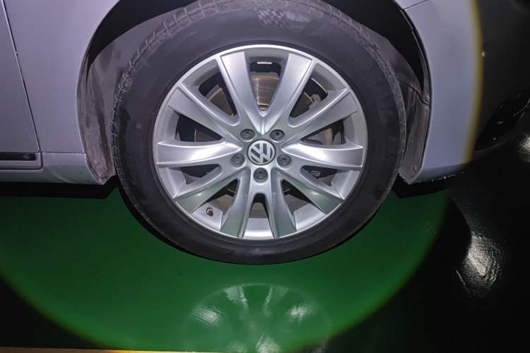 Used Volkswagen Magotan 2012 Travel Edition 2.0 TSI Luxury Version Right Front Wheel Hub