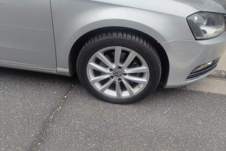 Used Volkswagen Magotan 2012 Travel Edition 2.0 TSI Comfort Version Right Front Wheel Hub