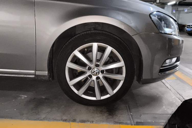 Used Volkswagen Magotan 2012 Travel Edition 2.0 TSI Comfort Version Right Front Wheel Hub