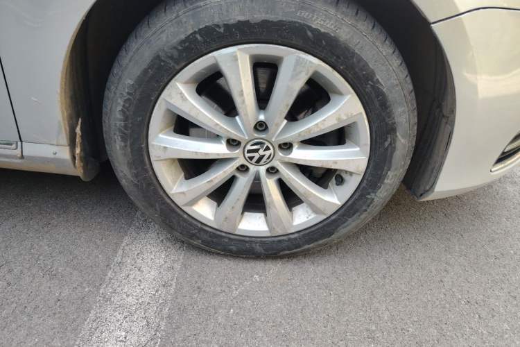 Used Volkswagen Magotan 2012 Revised Version 1.8TSI Leading Edition Right Front Wheel Hub