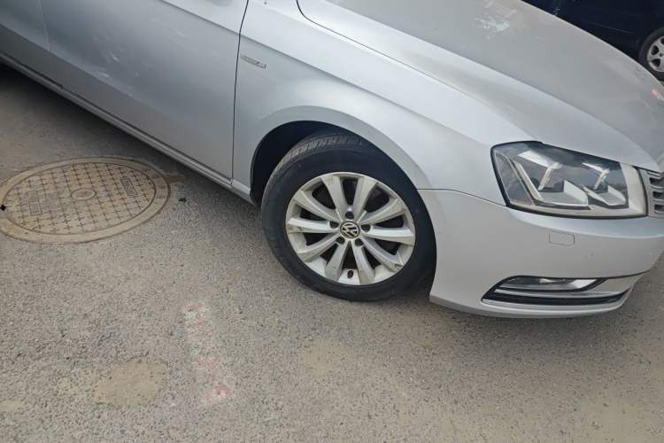Used Volkswagen Magotan 2012 Revised 1.8TSI Luxury Version Right Front Wheel Hub