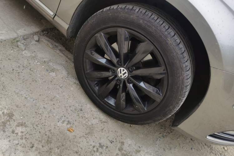 Used Volkswagen Magotan 2012 Travel Edition 2.0 TSI Luxury Version Right Front Wheel Hub