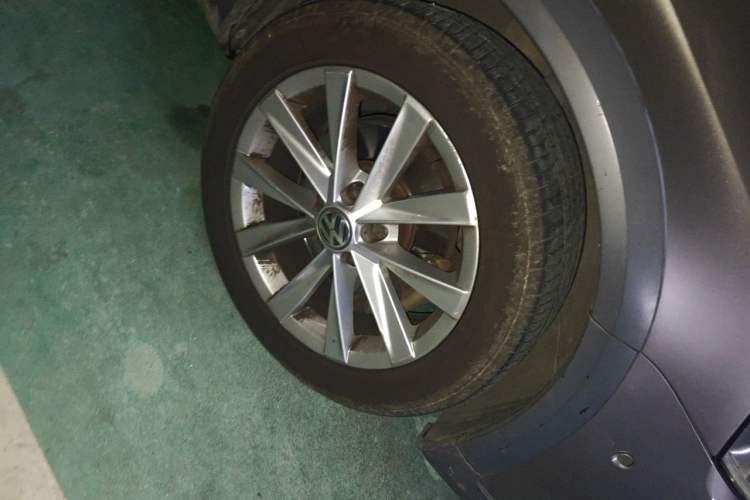 Used Volkswagen Magotan 2012 Travel Edition 2.0 TSI Four-Wheel Drive Luxury Version Right Front Wheel Hub