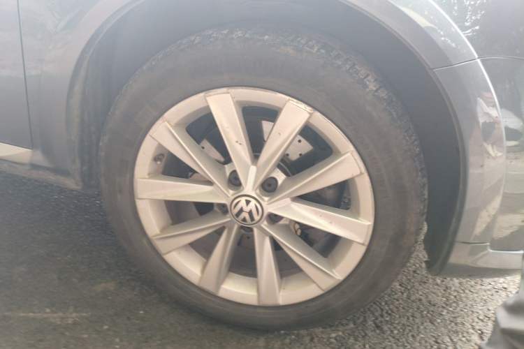 Used Volkswagen Magotan 2012 Travel Edition 2.0 TSI 4x4 Comfort Version Right Front Wheel Hub