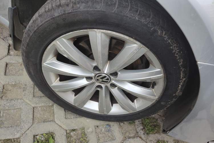 Used Volkswagen Magotan 2012 Travel Edition 2.0 TSI Luxury Version Right Front Wheel Hub