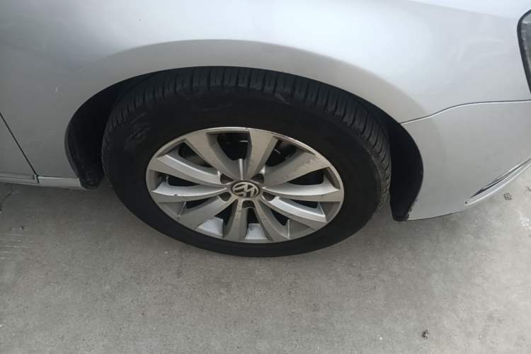 Used Volkswagen Magotan 2012 Revised 1.8TSI Luxury Version Right Front Wheel Hub