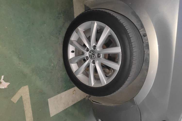 Used Volkswagen Magotan 2012 Travel Edition 2.0 TSI Comfort Version Right Front Wheel Hub