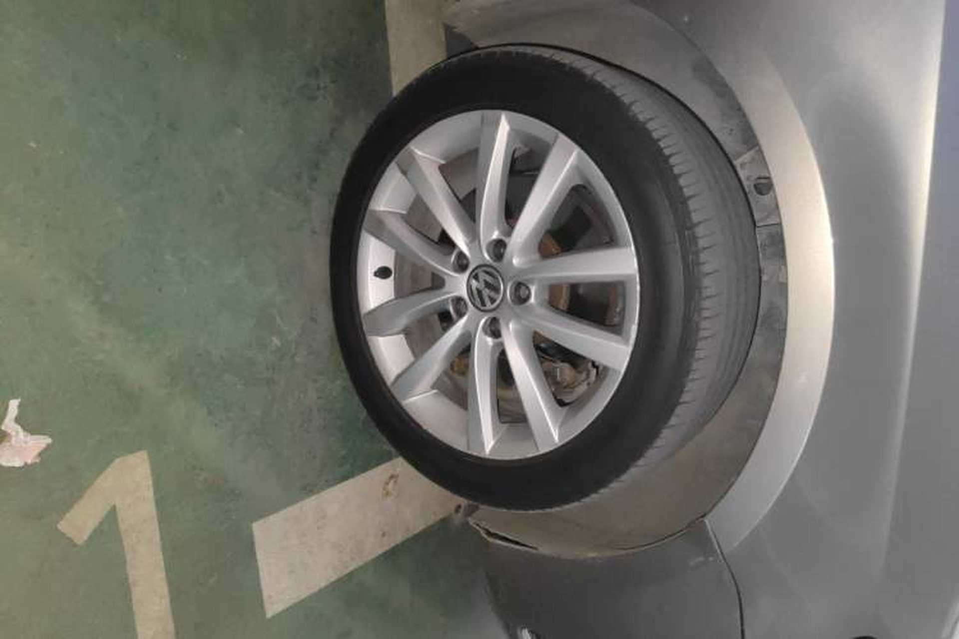 Used Volkswagen Magotan 2012 Travel Edition 2.0 TSI Comfort Version Right Front Wheel Hub