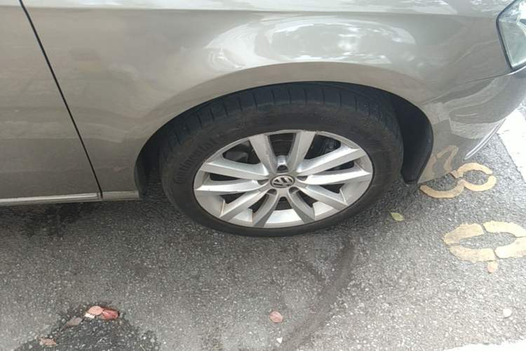 Used Volkswagen Magotan 2012 Travel Edition 2.0 TSI Comfort Version Right Front Wheel Hub