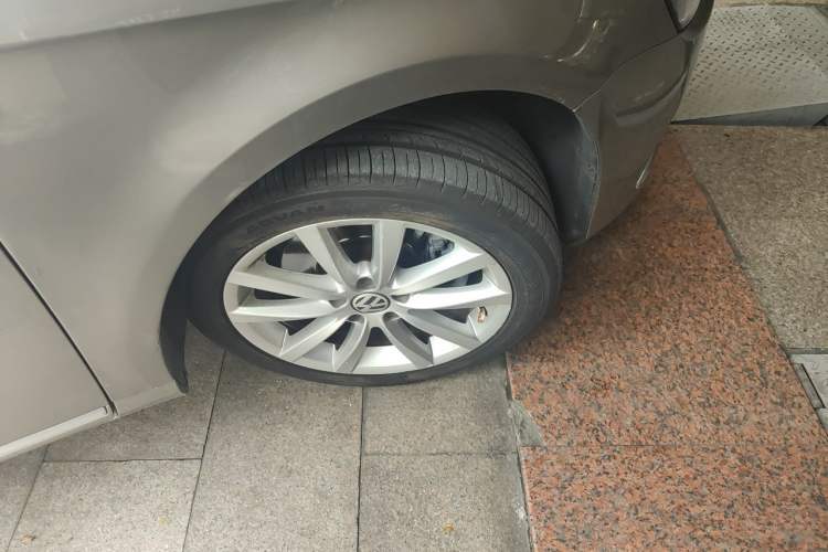 Used Volkswagen Magotan 2012 Travel Edition 2.0 TSI Luxury Version Right Front Wheel Hub