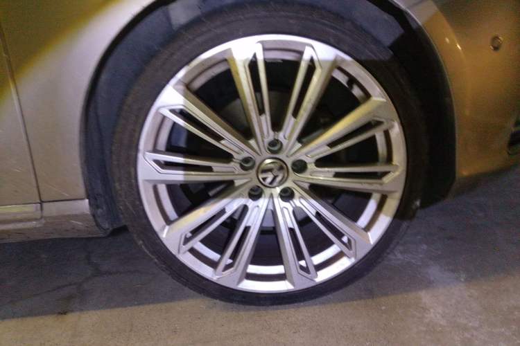 Used Volkswagen Magotan 2012 Travel Edition 2.0 TSI Luxury Version Right Front Wheel Hub