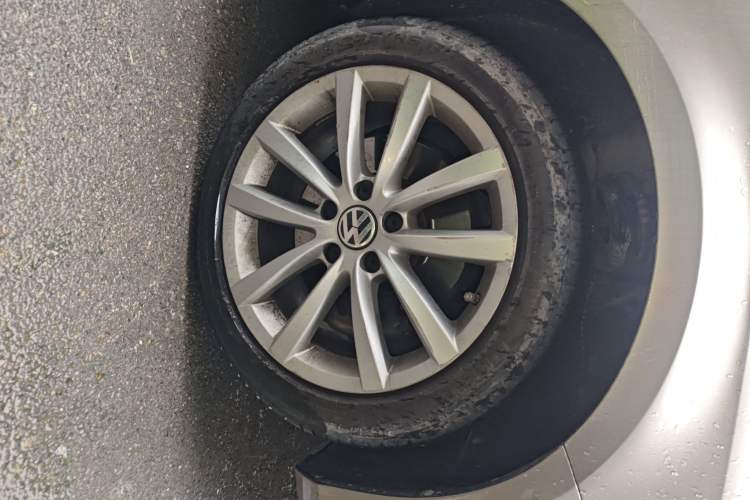 Used Volkswagen Magotan 2012 Travel Edition 2.0 TSI Comfort Version Right Front Wheel Hub