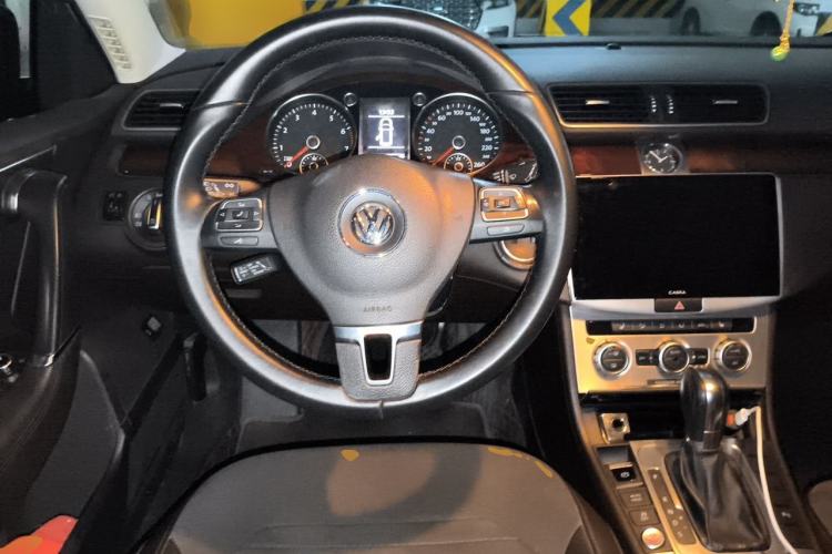 Used Volkswagen Magotan 2012 Travel Edition 2.0 TSI Comfort Version Steering Wheel