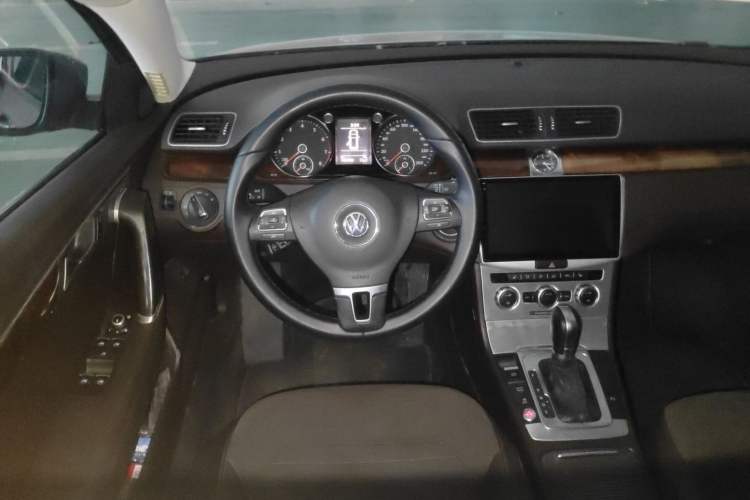 Used Volkswagen Magotan 2012 Travel Edition 2.0 TSI Comfort Version Steering Wheel