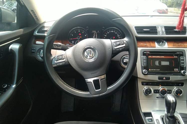 Used Volkswagen Magotan 2012 Travel Edition 2.0 TSI Comfort Version Steering Wheel