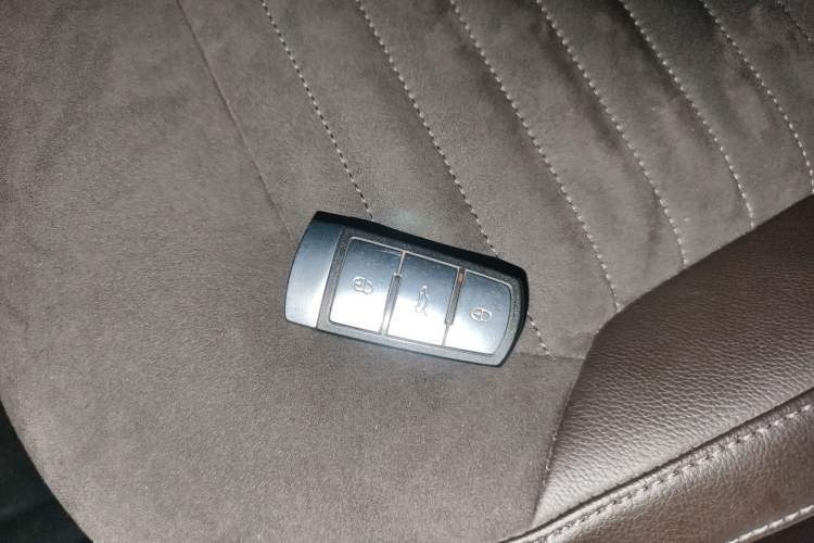 Used Volkswagen Magotan 2012 Travel Edition 2.0 TSI Comfort Version Vehicle Key