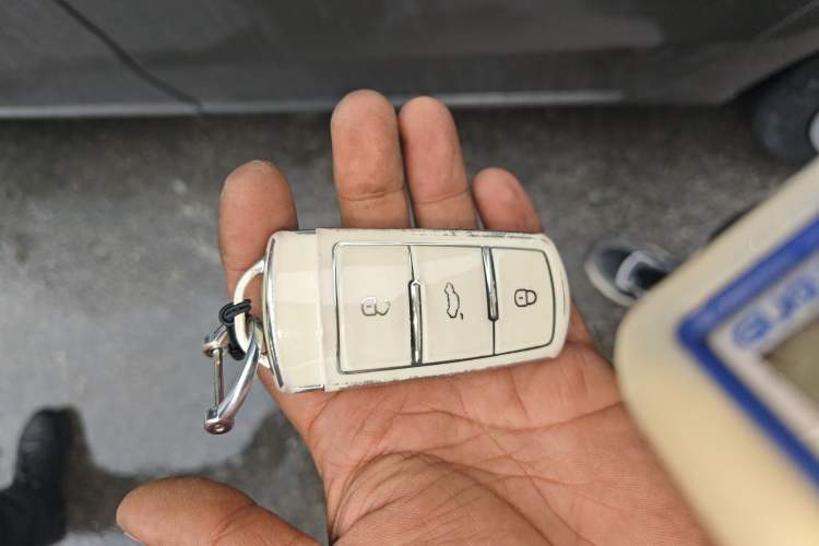 Used Volkswagen Magotan 2012 Travel Edition 2.0 TSI Comfort Version Vehicle Key