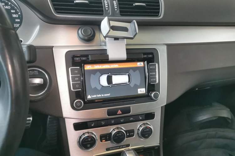 Used Volkswagen Magotan 2012 Travel Edition 2.0 TSI 4x4 Comfort Version Audio And AC Panel